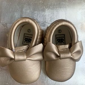 Gold faux leather moccasins with bow